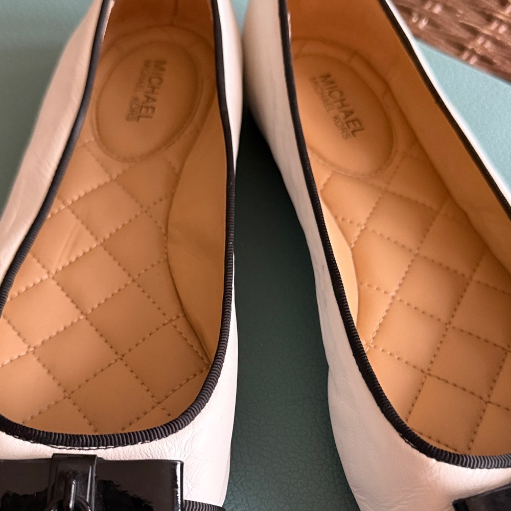 MICHAEL Michael Kors White Leather Ballet Flats with Black Patent Cap Toe - Picture 6 of 6